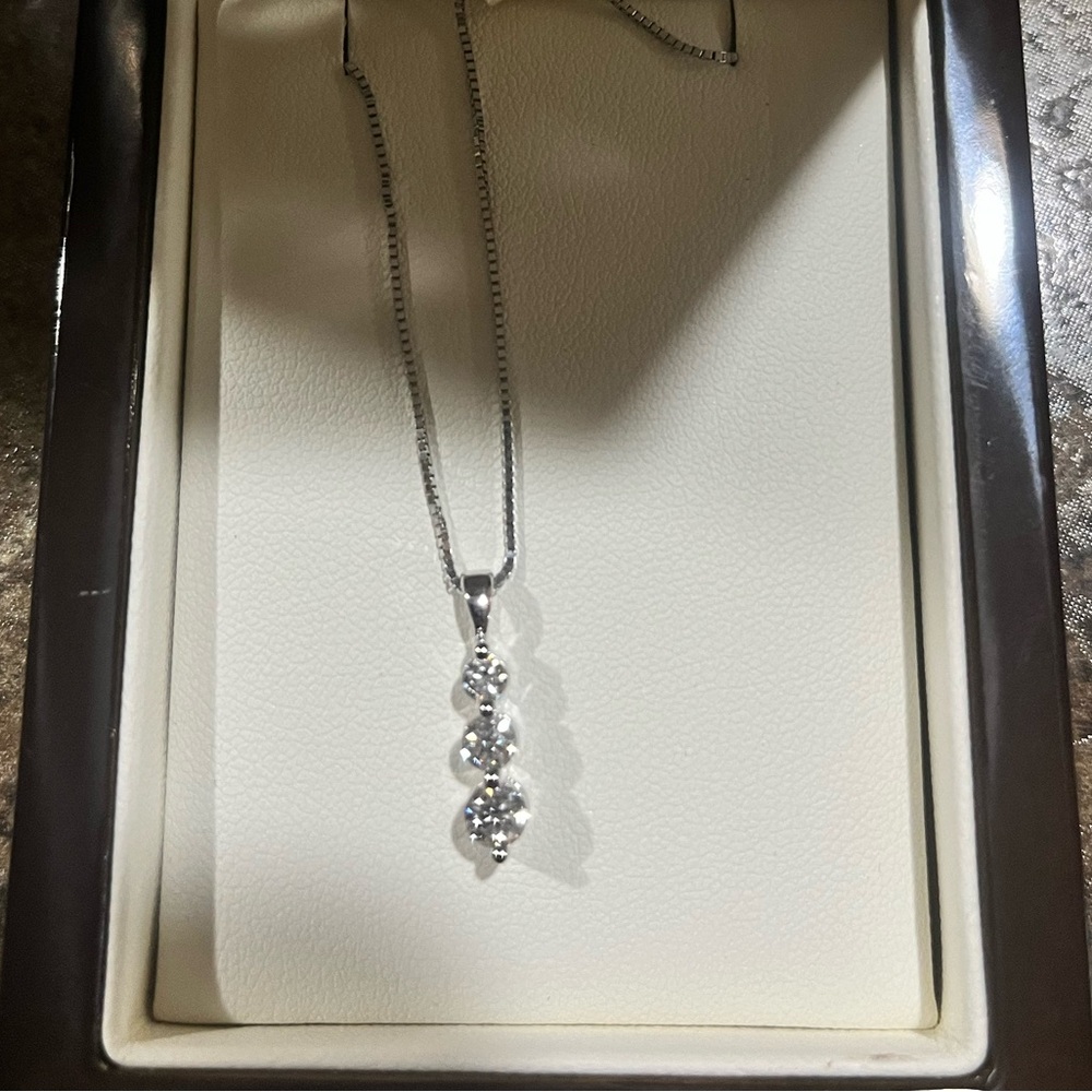3 stoned Diamond pendant necklace